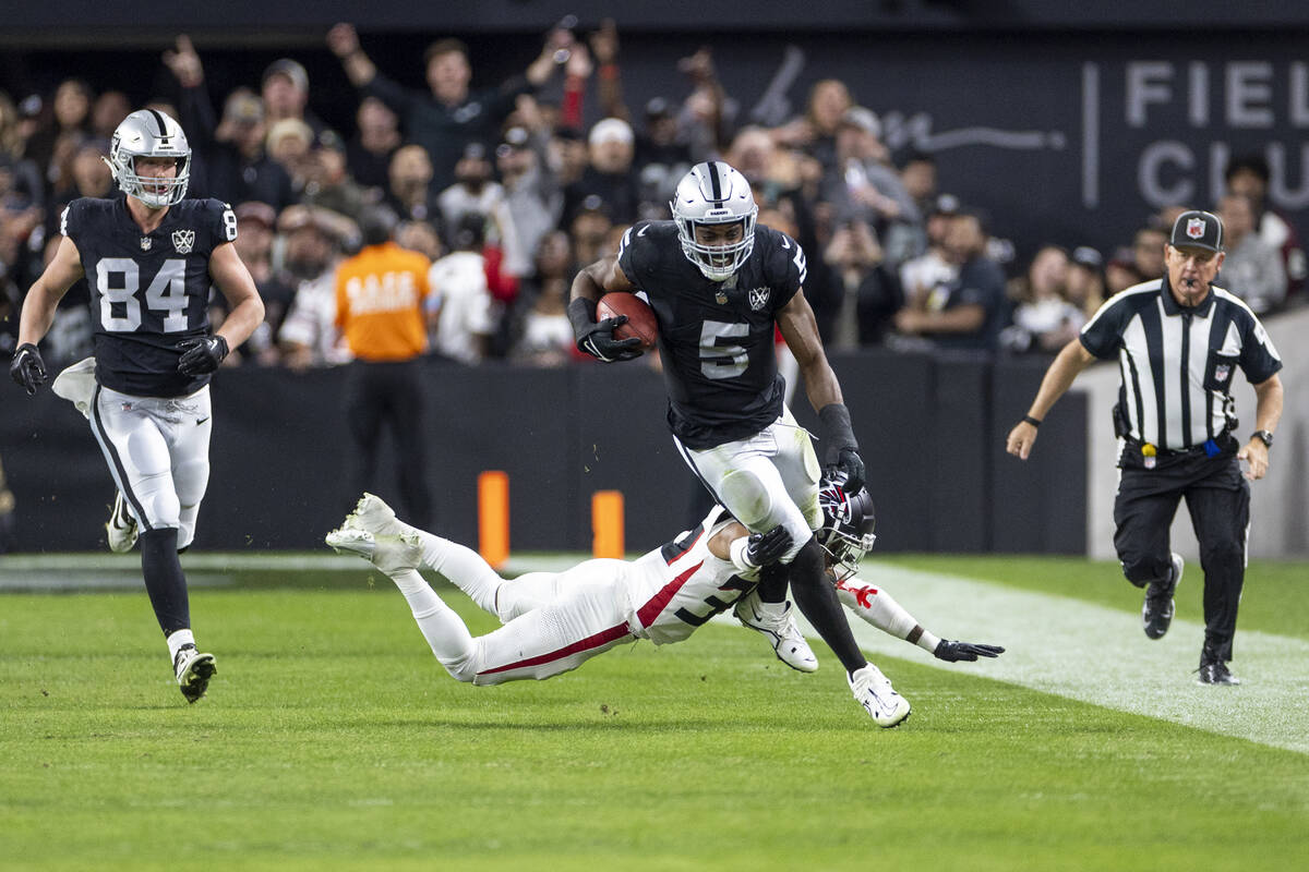 Raiders linebacker Divine Deablo (5) attempts to outrun Atlanta Falcons cornerback Natrone Broo ...