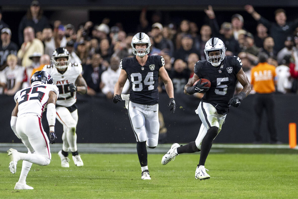 Raiders linebacker Divine Deablo (5) runs with the ball after the Atlanta Falcons blocked a pun ...