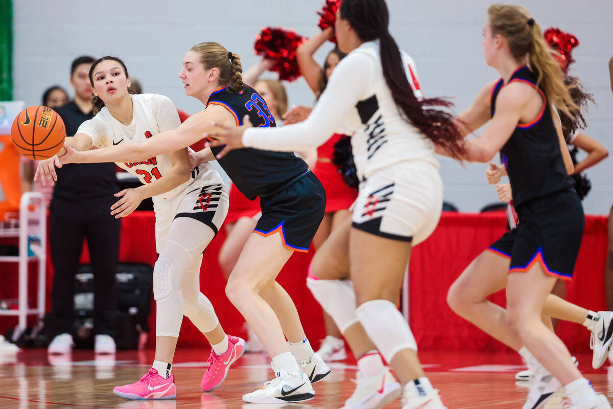 Lady Rebels forward McKinna Brackens (21) passs the ball to a teammate during an NCAA women&#x2 ...