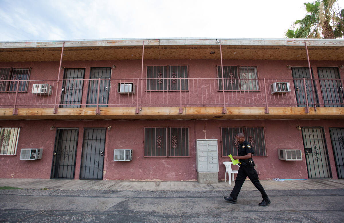 A police officer in Las Vegas prepares to serve an eviction notice. (Chase Stevens/Las Vegas Re ...