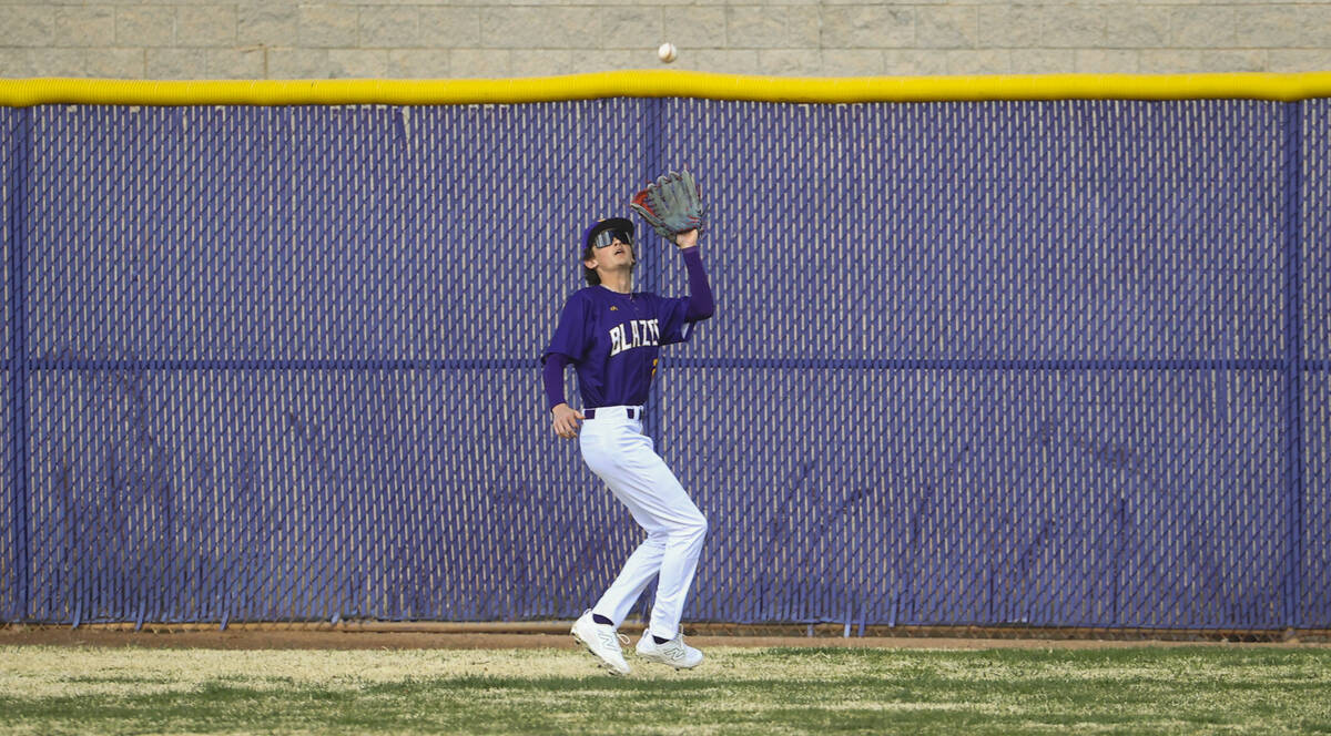 Durango Center Carson Crosby (23) obrońca zabiera dziedzictwo Lake Easton Fly (15) ...