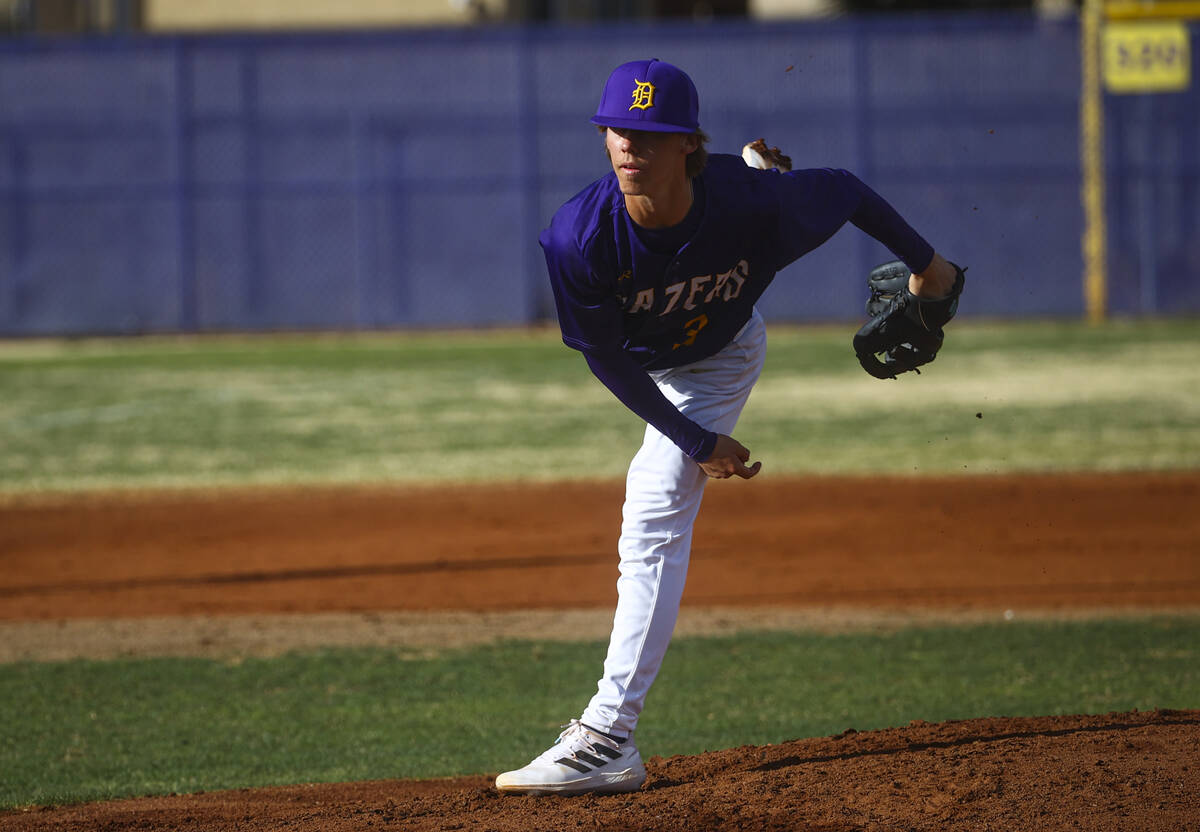 Teagan Payne (3) z Durango (3) rzuca do dziedzictwa podczas meczu baseballowego w Durango High School w M ...