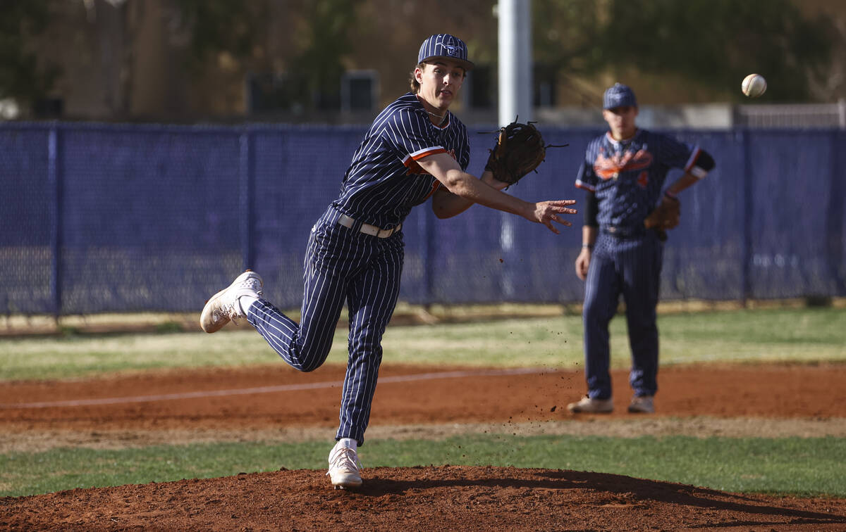Tyler Stosich (11), według Legacy, gra o pierwszą bazę podczas meczu baseballowego w Durango High School ...