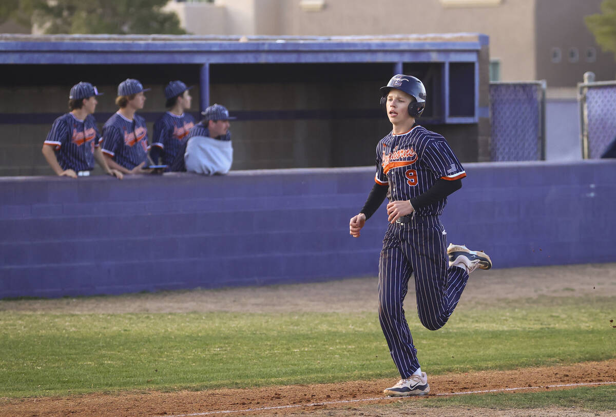 Colby Stanton de Legacy (9) prowadzi do domu, aby zaznaczyć wyścig podczas meczu baseballowego w Duango High ...