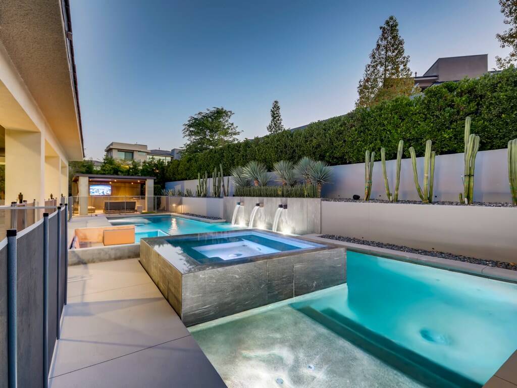 The resort-style pool and spa. (HomeSmart Encore)