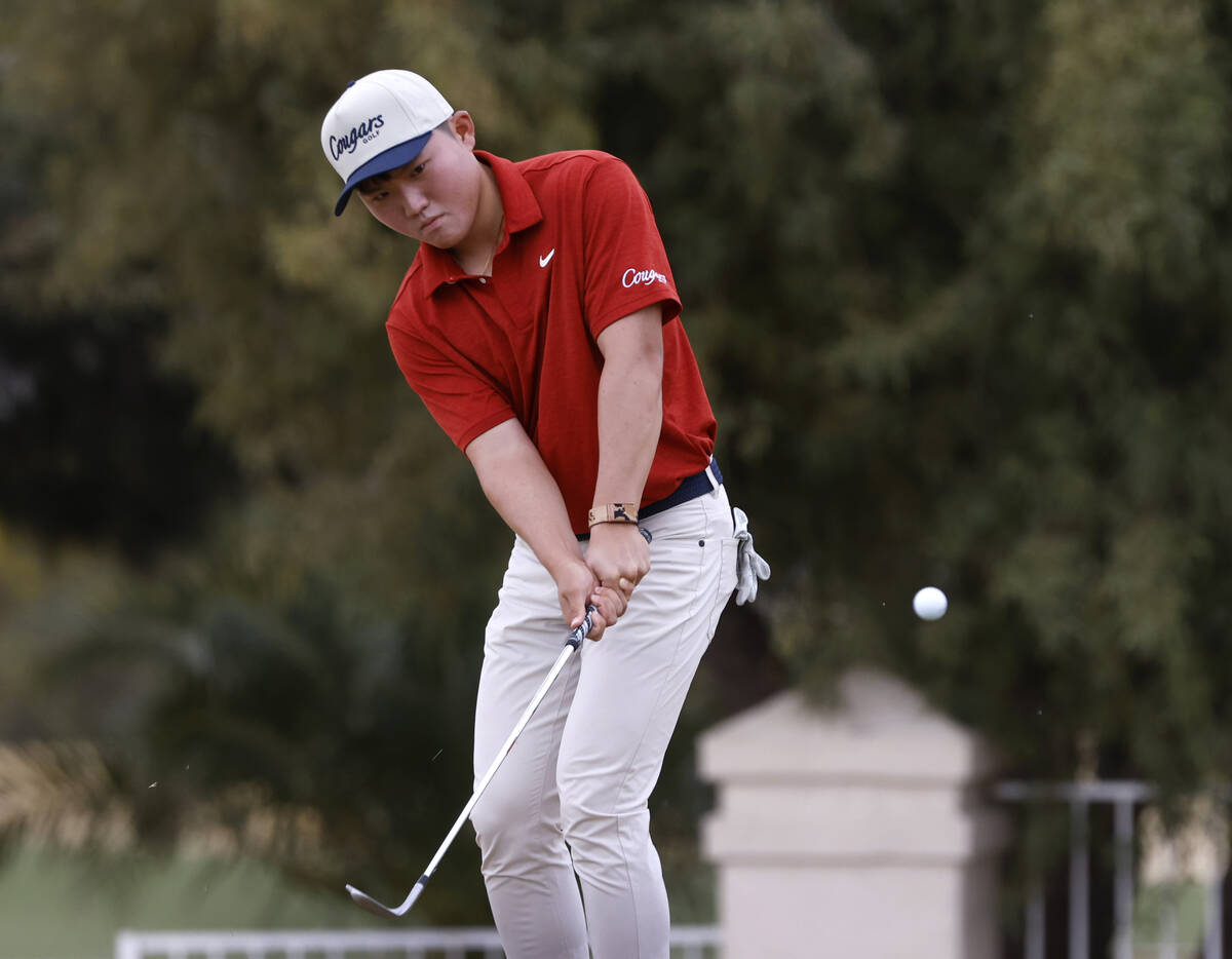 Coronado's Anderson Lee hits to the fourth green during Class 5A boys golf Desert League match, ...