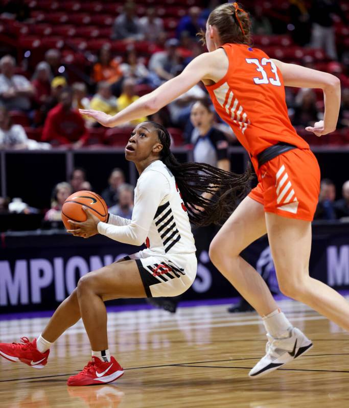 UNLV Lady Rebels guard Amarachi Kimpson (33) looks to shoot in front of Boise State Broncos for ...