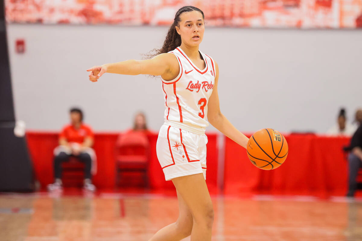 Lady Rebels guard Kiara Jackson (3) directs a teammate as she dribbles the ball during a women& ...