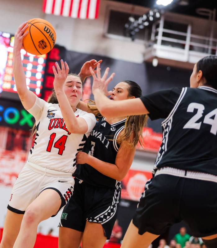Lady Rebels guard Macy Spencer (14) drives the ball against Hawai'i Rainbow Wahine defense duri ...