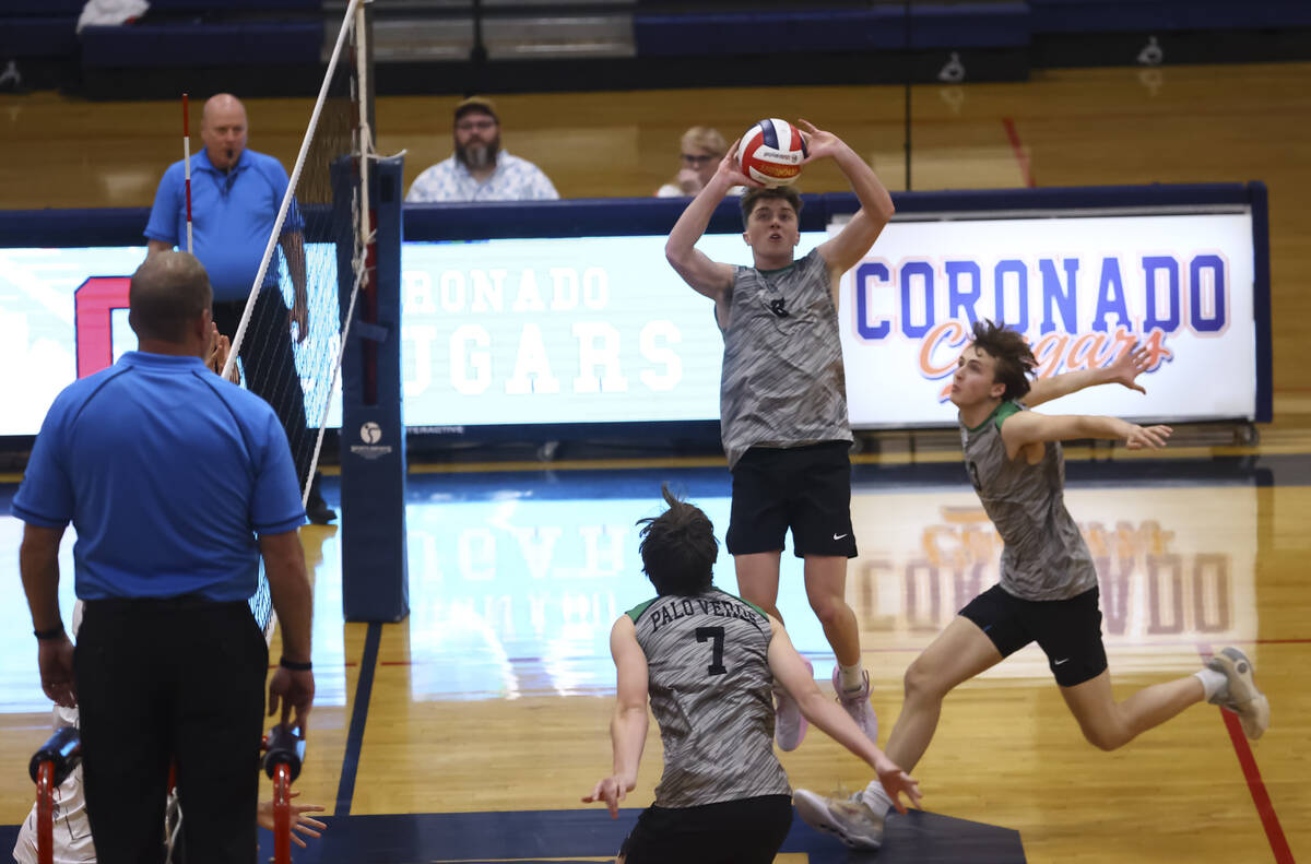 Palo Verde's Mason Manning (8) sets the ball for Peter Castor (7) as Eli Nelson, right, looks o ...