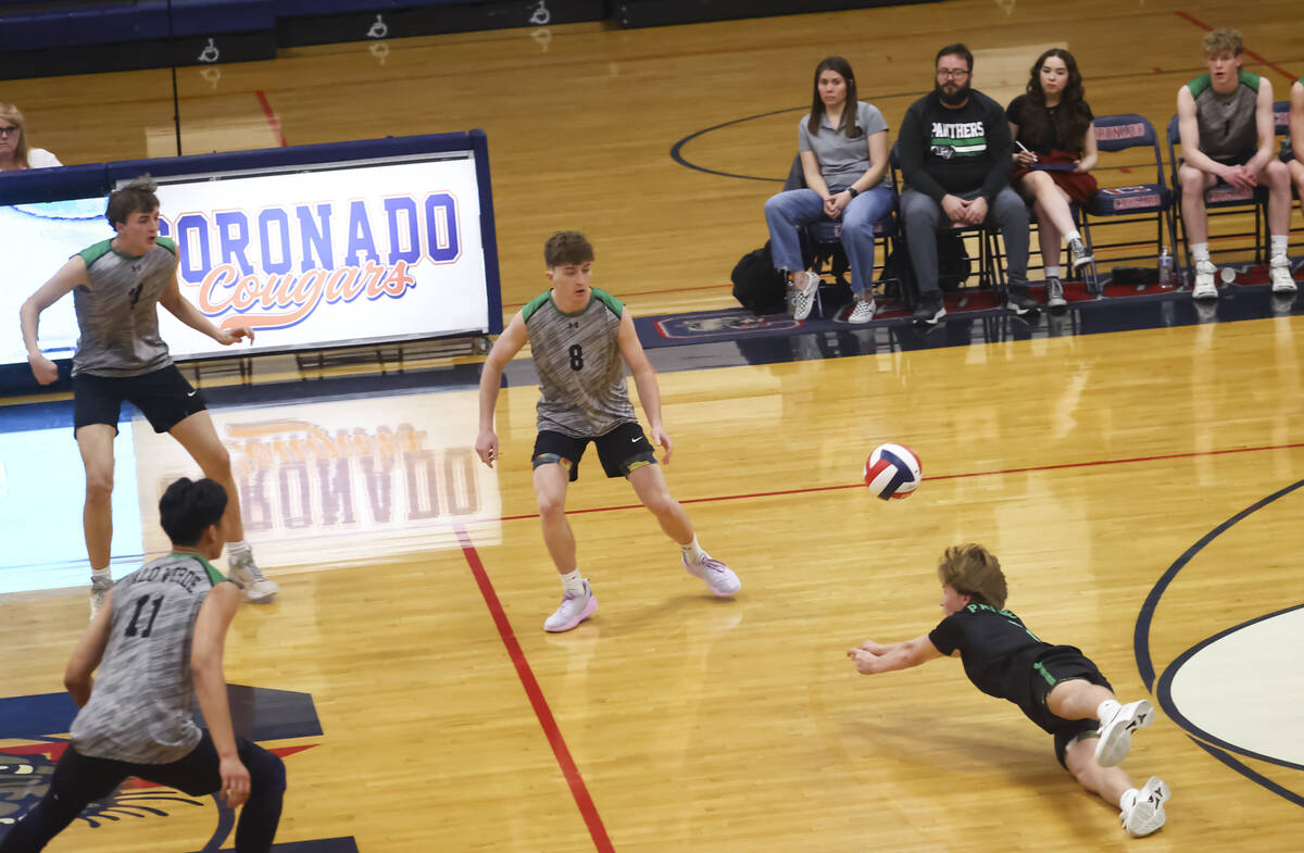 Palo Verde's Ben Fife (2) dives for the ball as Mason Manning (8) looks on during a high school ...