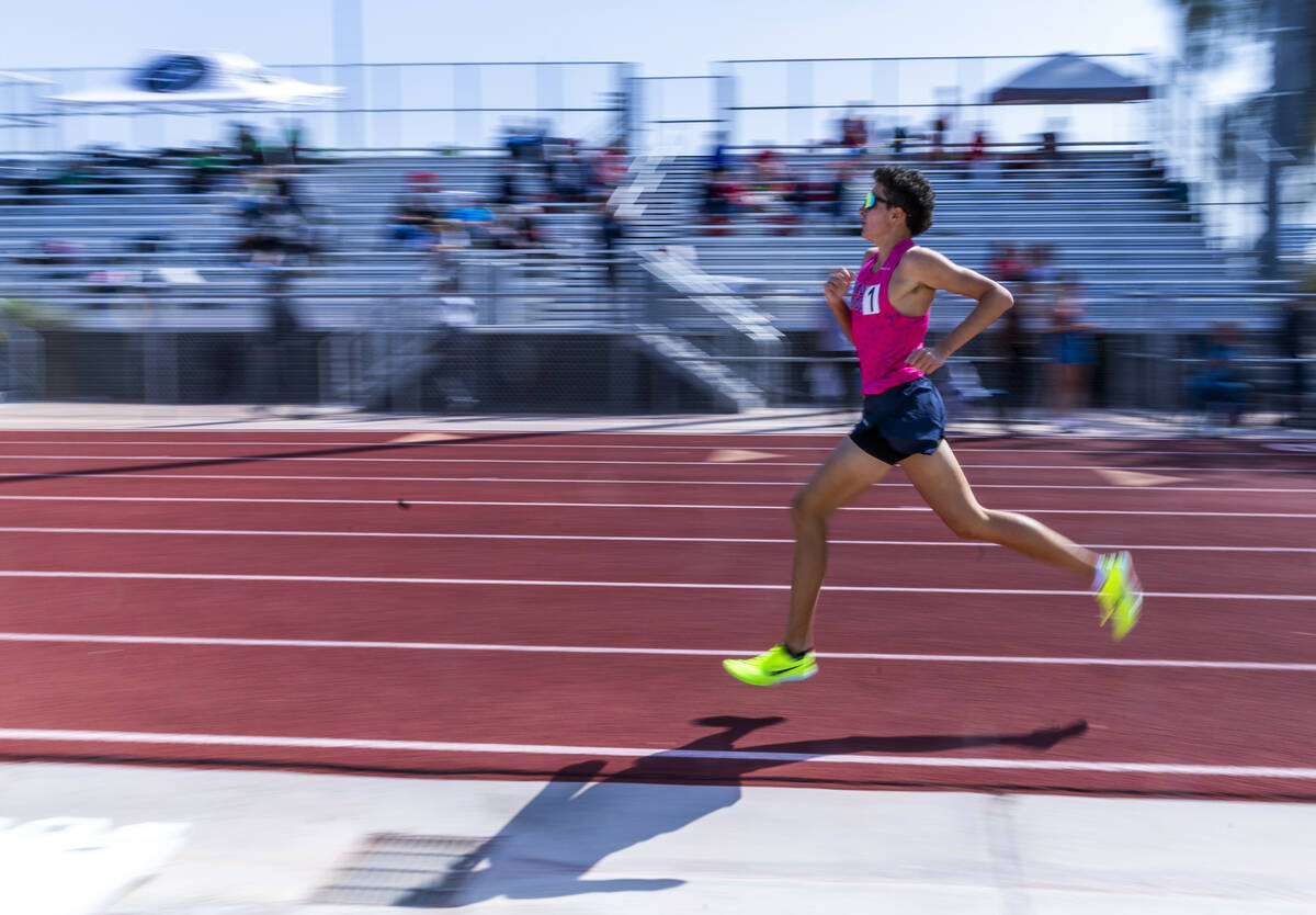 Shadow Ridge's Landon Larsen leads the varsity boys 1600 meters race during the 2025 Las Vegas ...