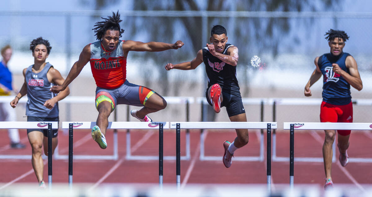Mojave's Antwan Hawkins has a slight edge on Desert Oasis' Noah Lara as they come down the stre ...