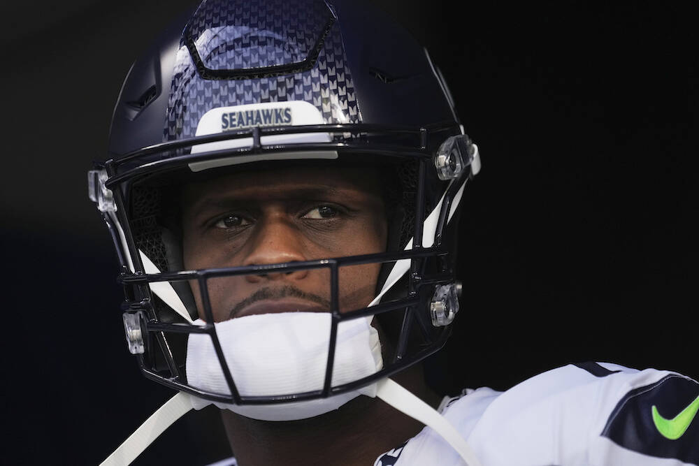 ARCHIVO - Geno Smith, quarterback de los Seahawks de Seattle, se prepara para ingresar en el ca ...