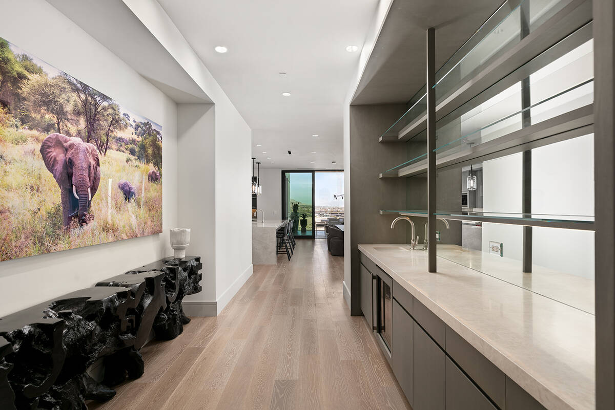 The design is modern. (IS Luxury)