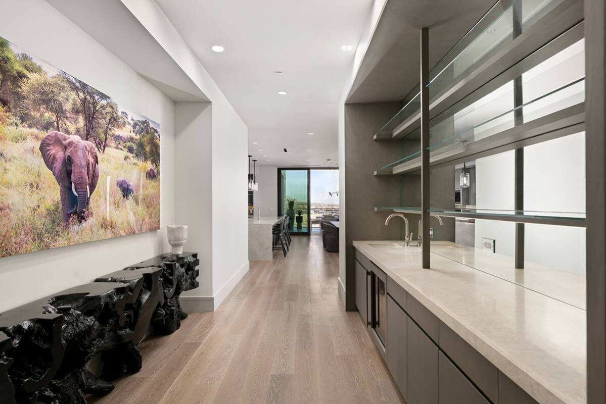 The design is modern. (IS Luxury)