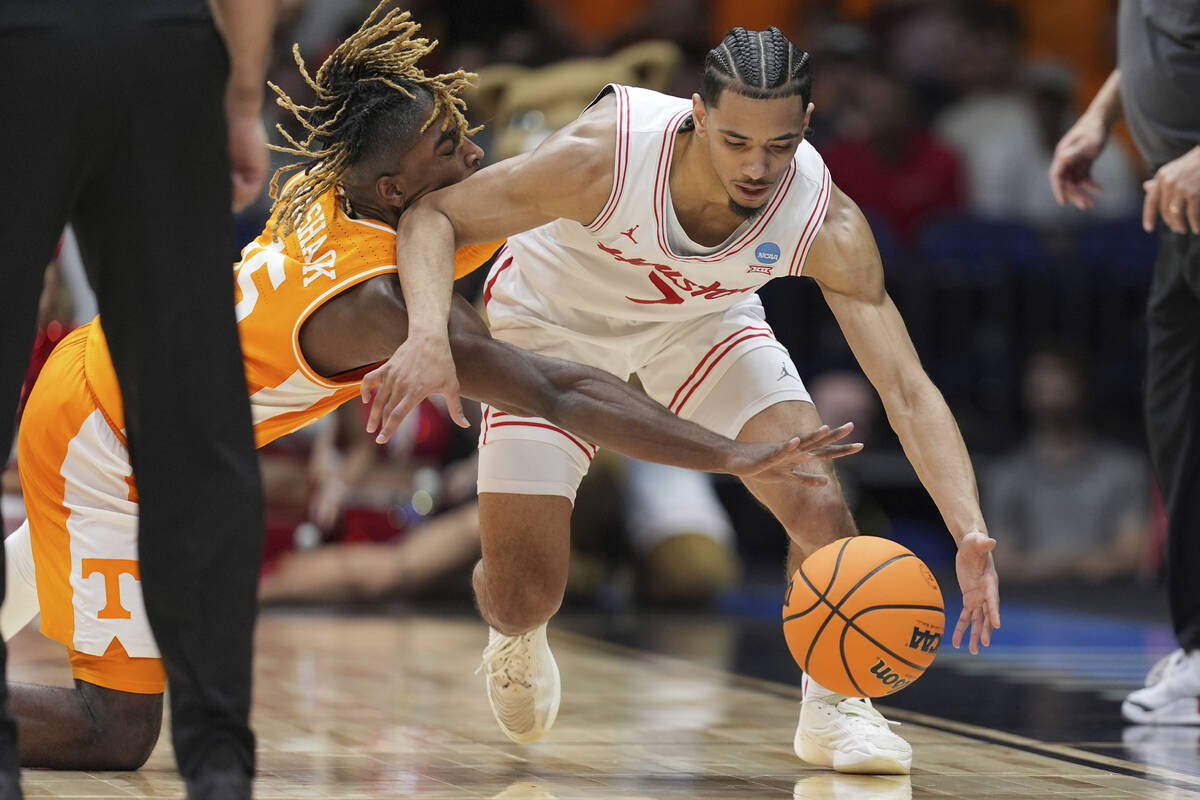 Tennessee's Jahmai Mashack (15) and Houston's Milos Uzan (7) chase a loose ball during the seco ...