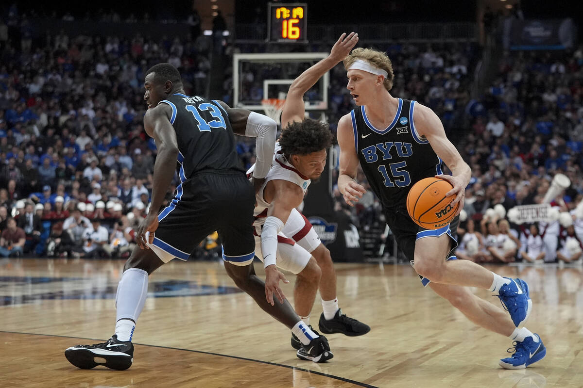 Brigham Young forward Richie Saunders (15) drives to the basket against Alabama during the seco ...