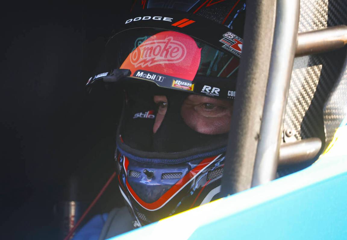 Top Fuel driver Tony Stewart prepares for the final round during the NHRA 4-Wide Nationals at T ...