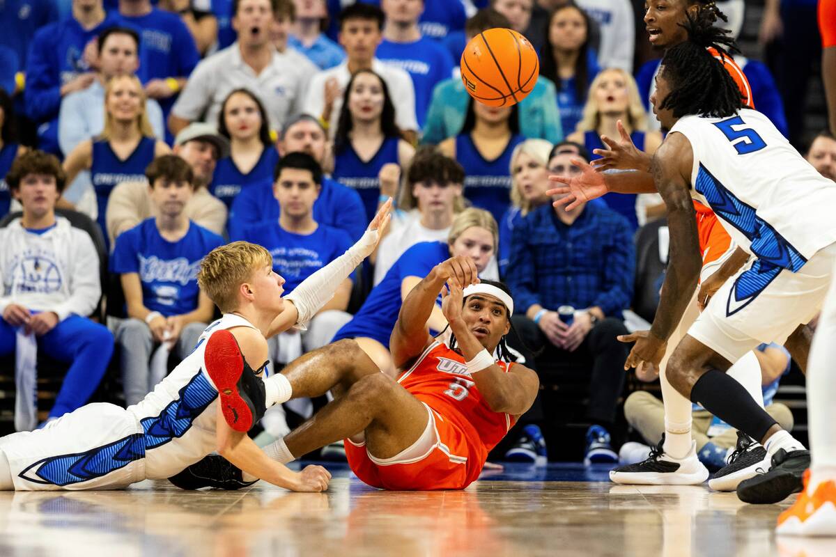Texas-Rio Grande Valley guard guard Howie Fleming Jr. (5) passes the ball under pressure from C ...