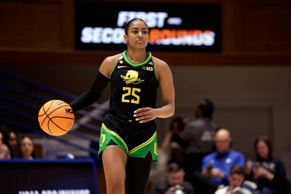 Oregon guard Deja Kelly (25) brings the ball up the floor during the second half in the first r ...