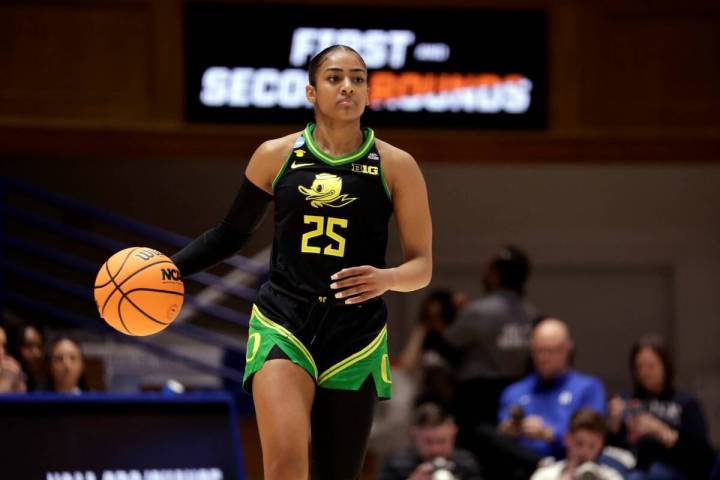 Oregon guard Deja Kelly (25) brings the ball up the floor during the second half in the first r ...