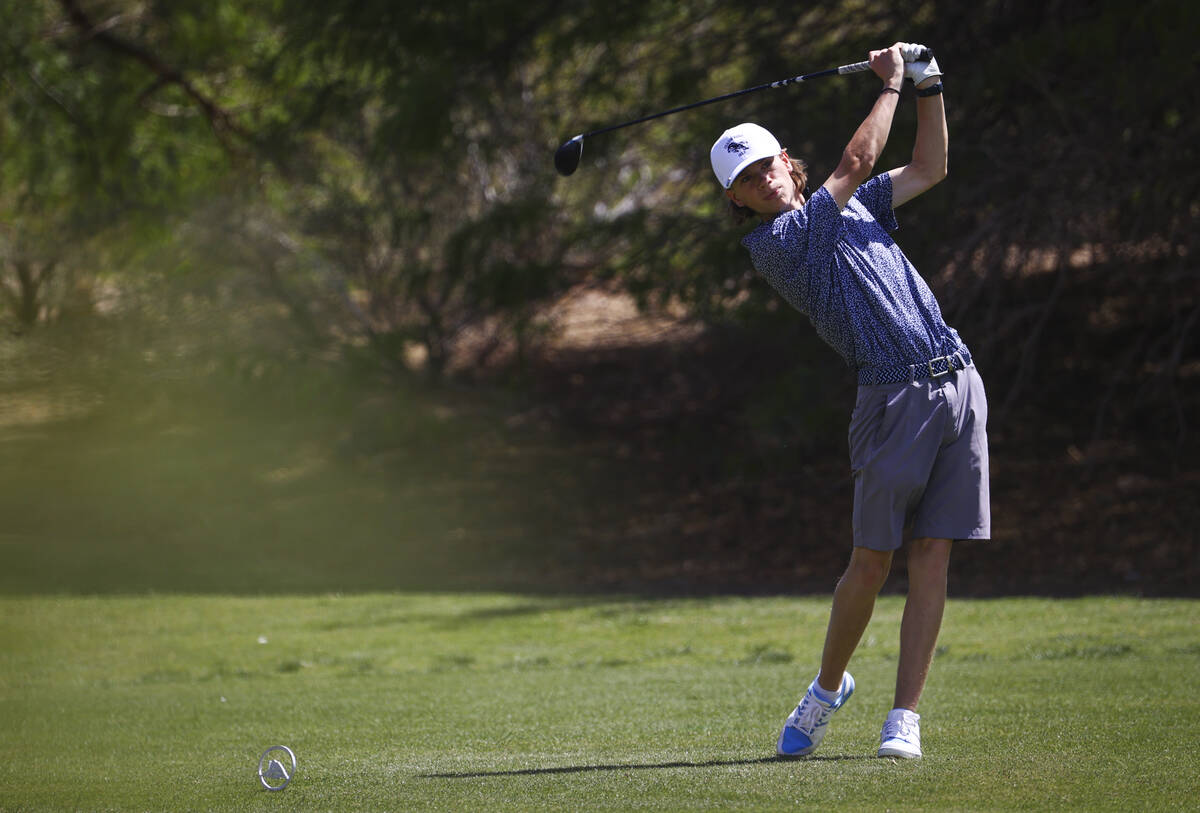 Shadow Ridge’s Colton Pash hits a fairway shot during a 5A Desert League boys golf match ...