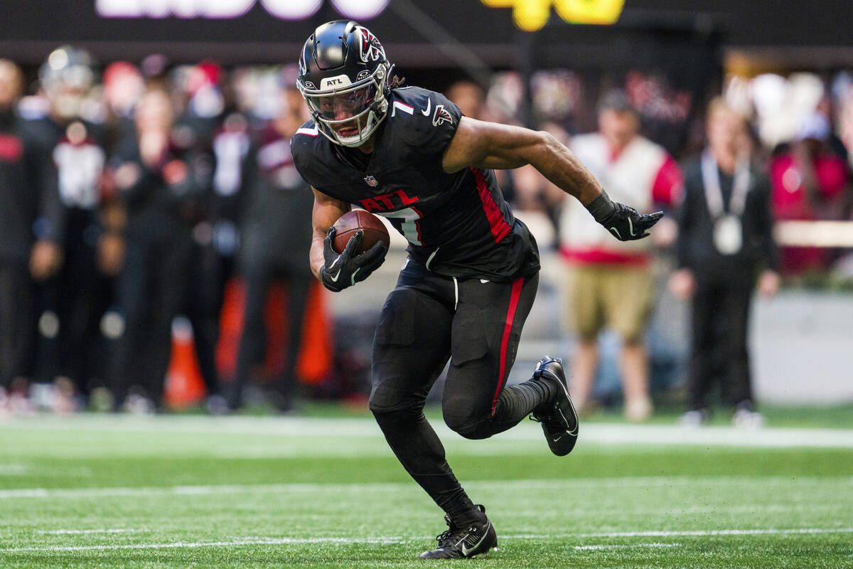Atlanta Falcons running back Bijan Robinson (7) runs the ball during the first half of an NFL f ...