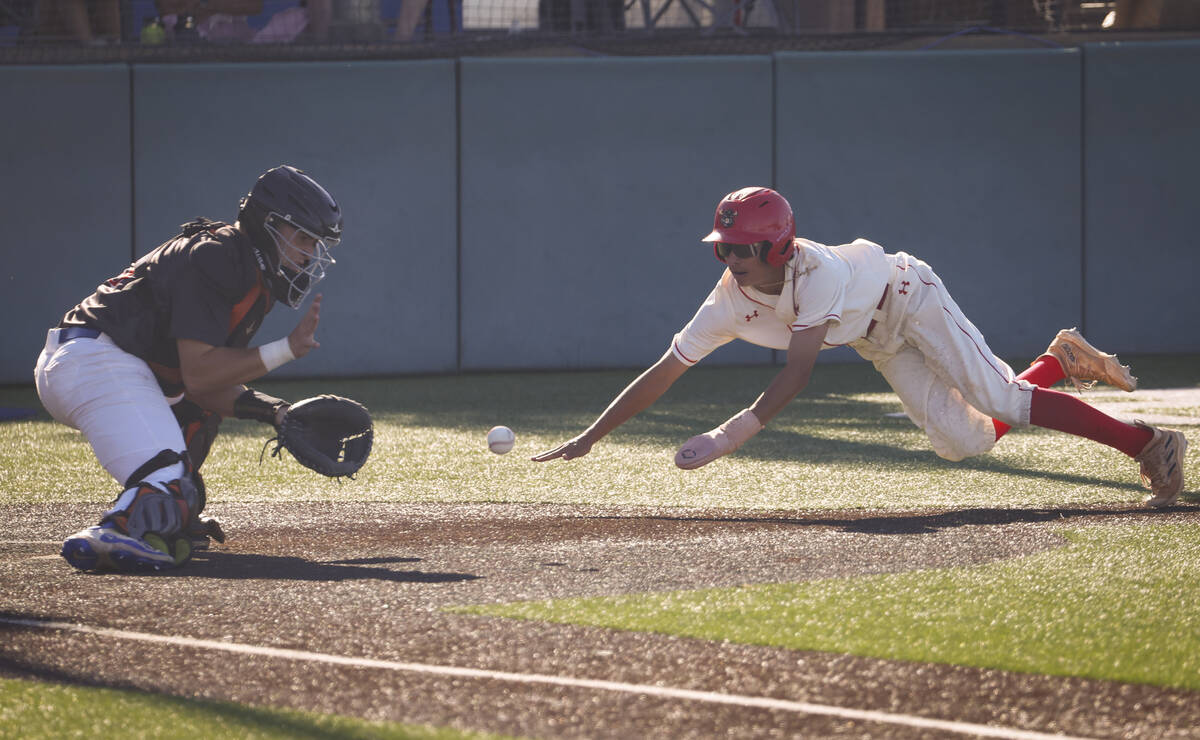 Bishop Gorman's Ryan Hunter (35) reaches for the ball to tag out Arbor View's Rhett Bryce  ...