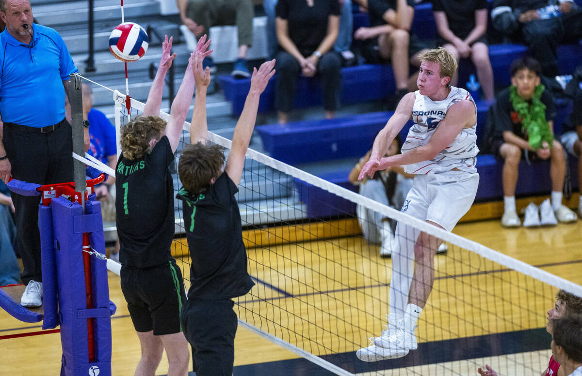 Palo Verde's Evan Ditmar (1) and Peter Castor (7) battle at the net as Coronado's Asher Parke ( ...