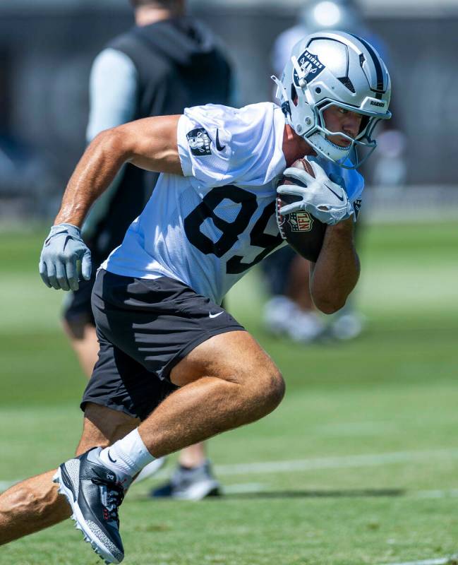 Raiders tight end Brock Bowers (89) runs after a pass reception during Raiders OTA practice at ...