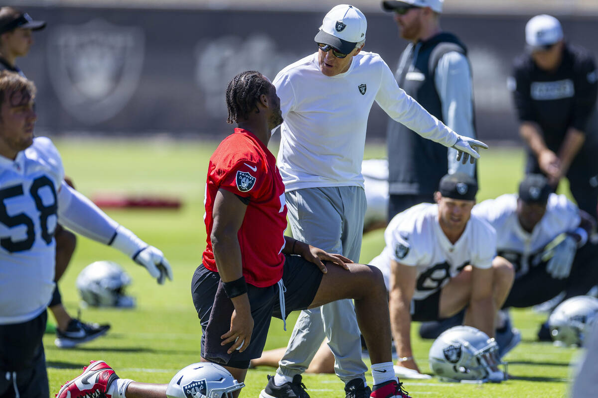 Raiders head coach Pete Carroll chats with quarterback Geno Smith (7) in warm ups during Raider ...