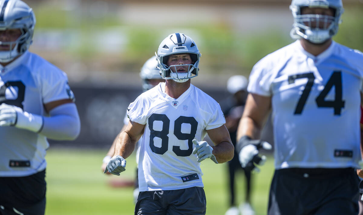 Raiders tight end Brock Bowers (89) runs a drill with teammates during Raiders OTA practice at ...