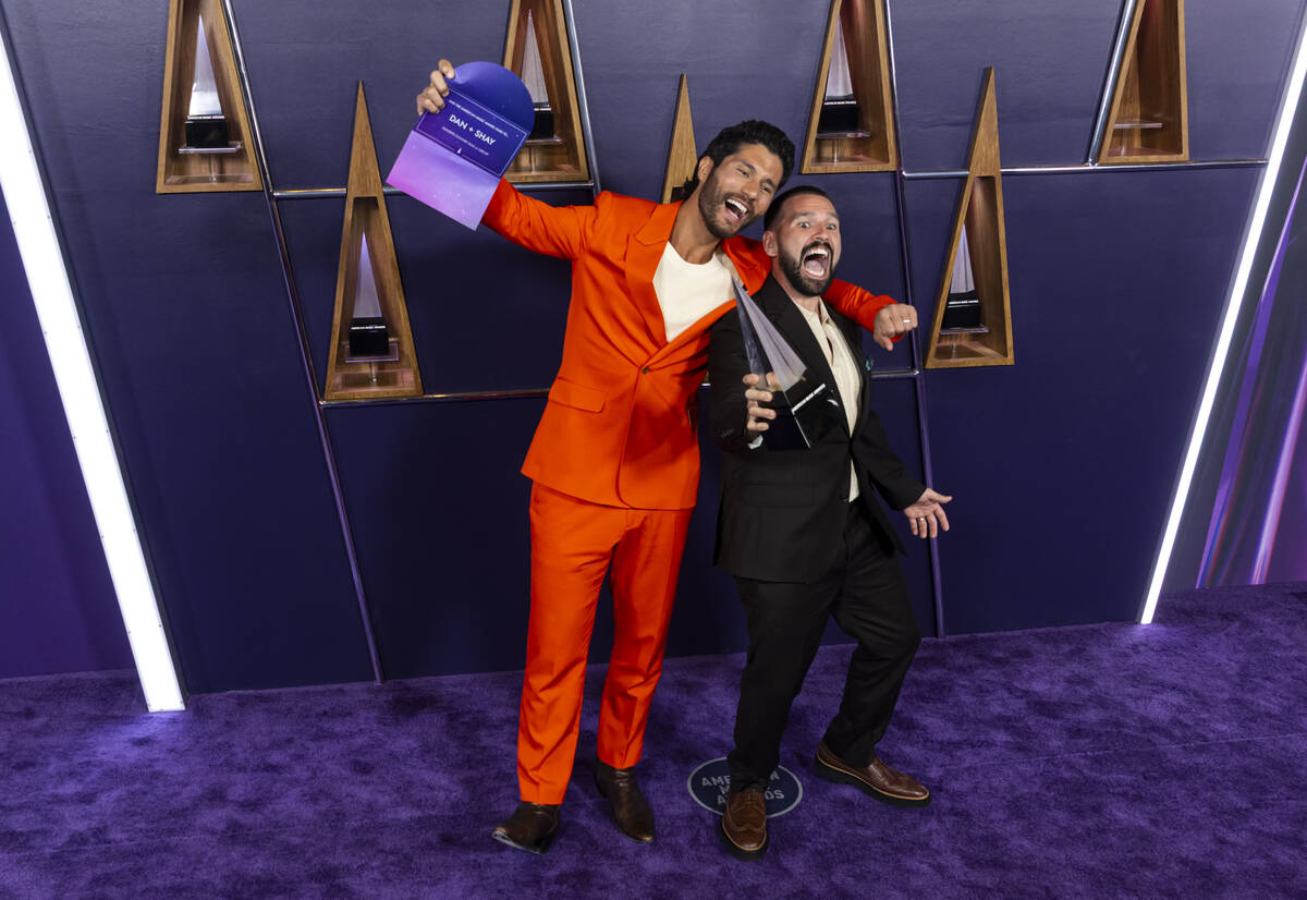 Dan + posará com o amado par ou prêmios de grupo do país no American Music Awards em Shay Fo…