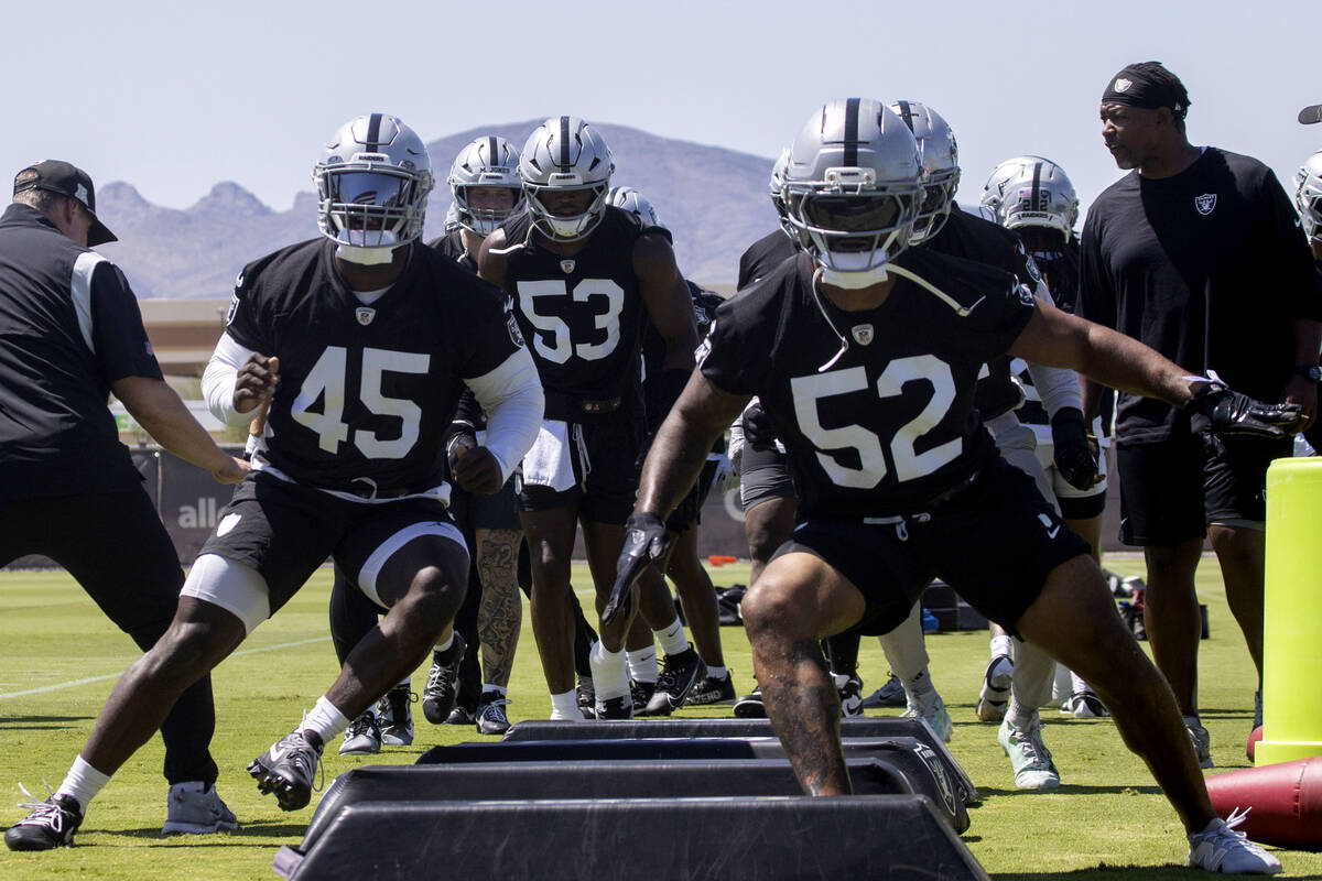 Raiders linebackers Elandon Roberts (52) and Devin White (45) go through an agility drill durin ...