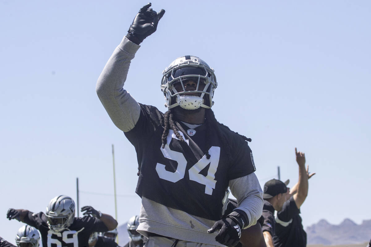 Raiders linebacker Jaylon Smith (54) pumps up his teammates as they run through a drill during ...