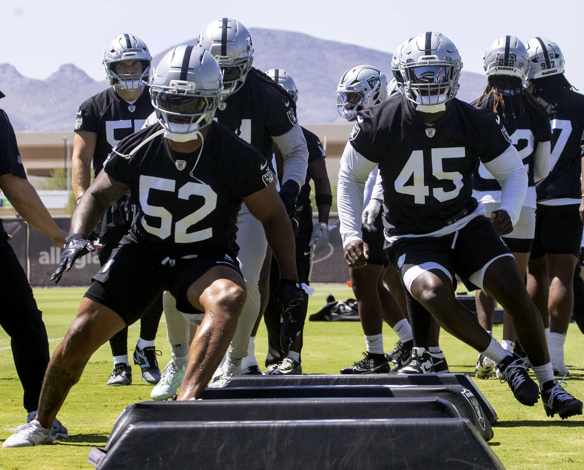 Raiders linebackers Elandon Roberts (52) and Devin White (45) go through an agility drill durin ...