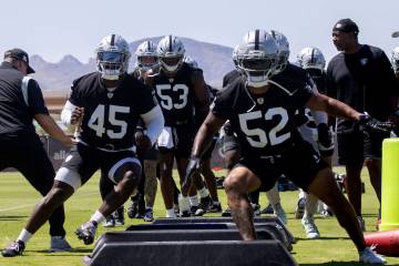 Raiders linebackers Elandon Roberts (52) and Devin White (45) go through an agility drill durin ...