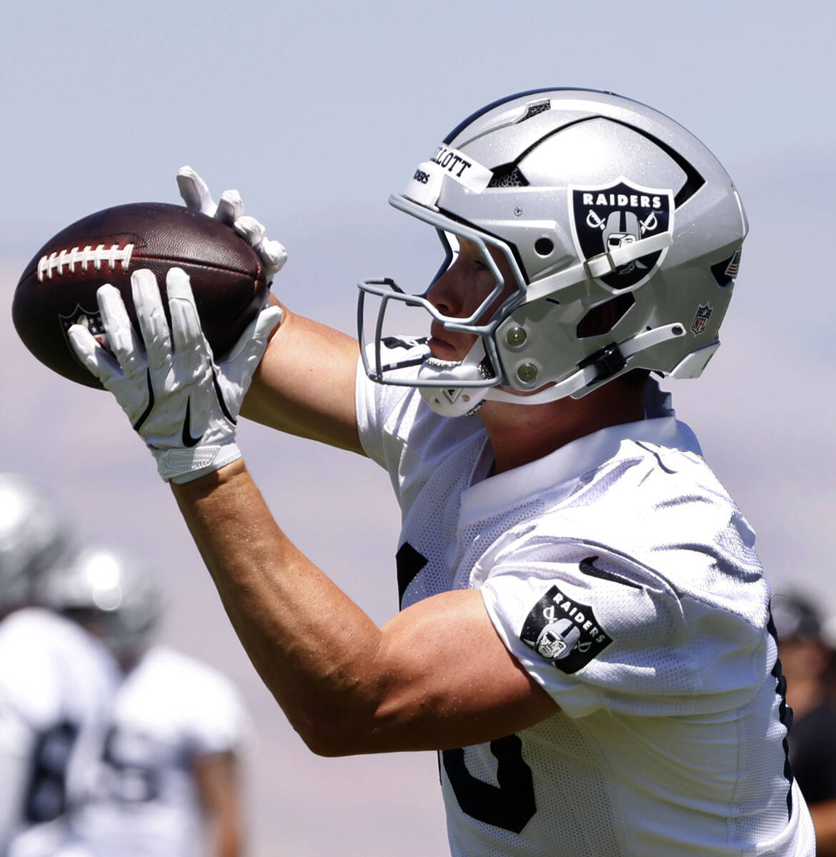 Raiders wide receiver Tommy Mellott (19) catches the ball during the last day of an NFL mandato ...