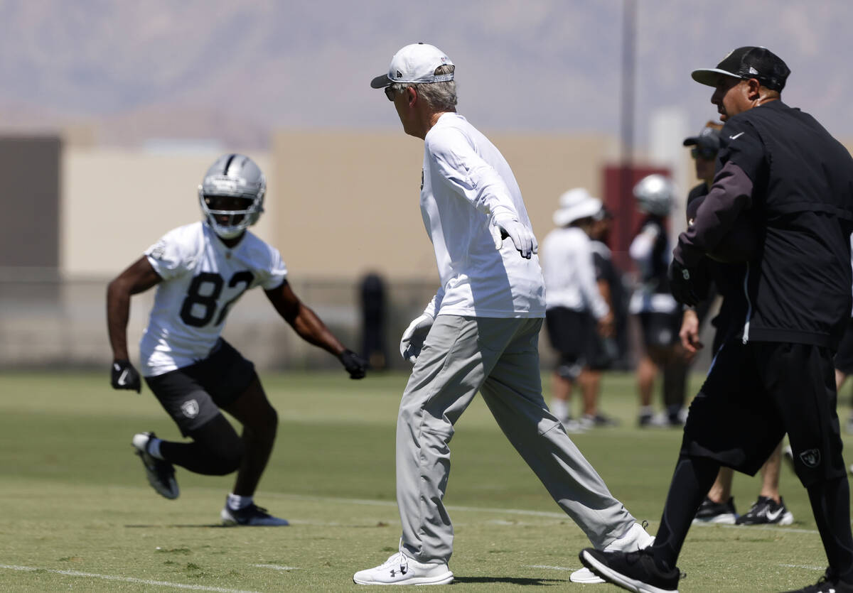 Raiders head coach Pete Carroll, center, watches as wide receiver Zakhari Franklin (82) prepare ...