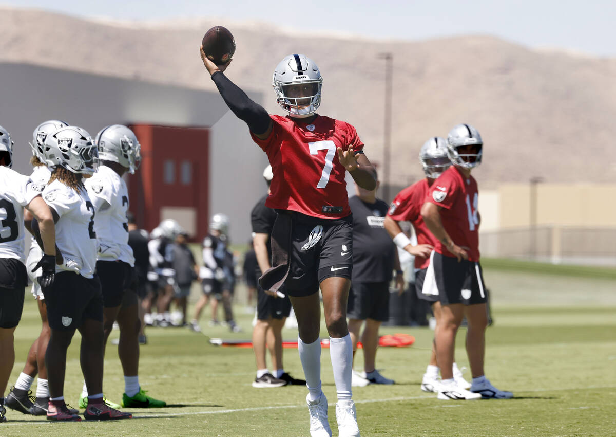 Raiders quarterback Geno Smith (7) throws the ball during the last day of an NFL mandatory foot ...