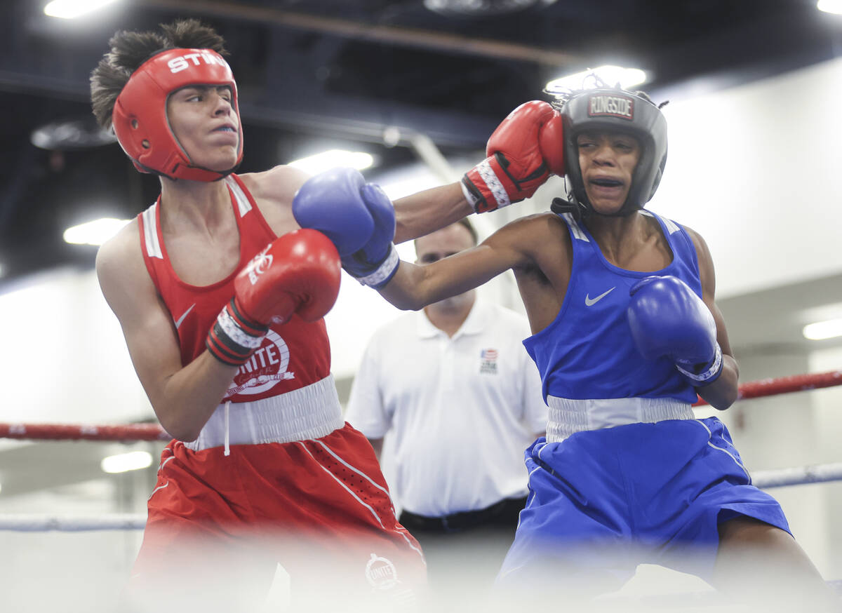Aaron Pineda Arias, of Reading, Pa., left, fights Da'traylen Frank, of Lafayette, La., during t ...