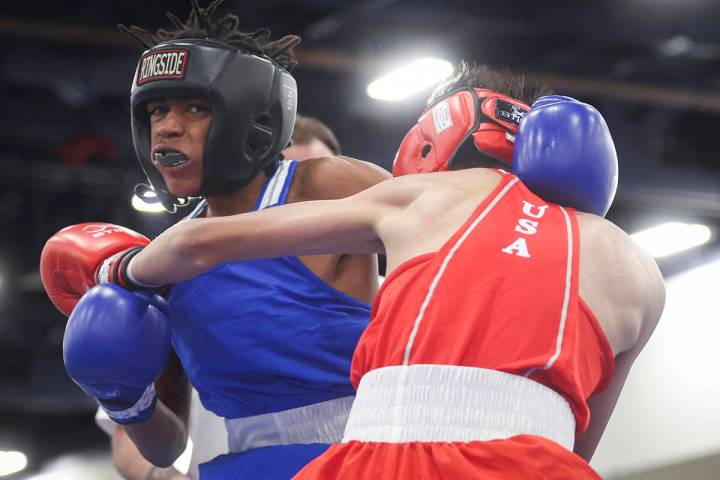 Da'traylen Frank, of Lafayette, La., left, fights Aaron Pineda Arias, of Reading, Pa., during t ...