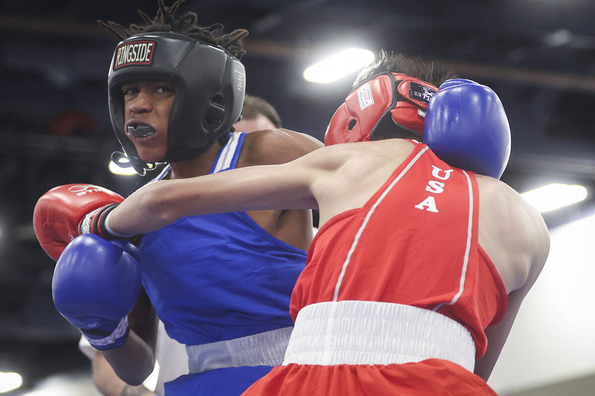 Da'traylen Frank, of Lafayette, La., left, fights Aaron Pineda Arias, of Reading, Pa., during t ...