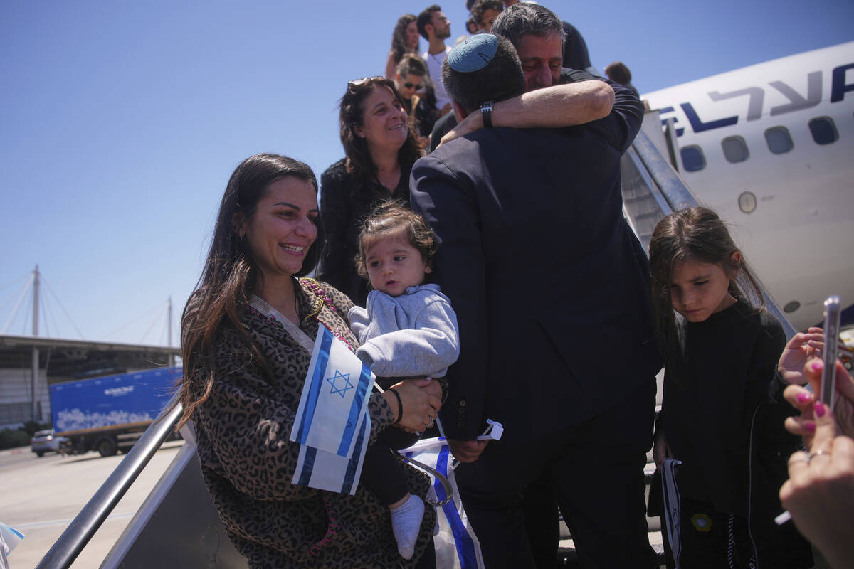 New Jewish immigrants from Spain, England, France and the Netherlands disembark from an airplan ...