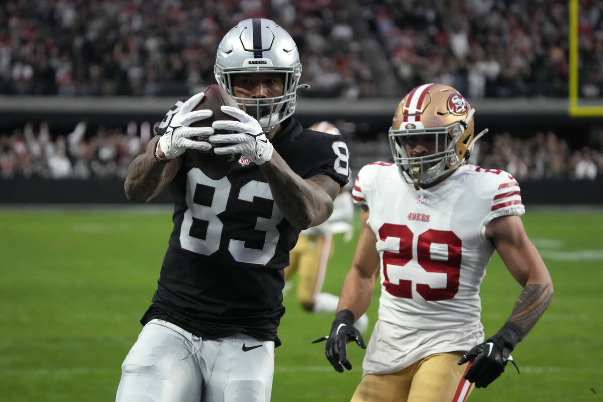 Las Vegas Raiders tight end Darren Waller (83) scores a touchdown against the San Francisco 49e ...