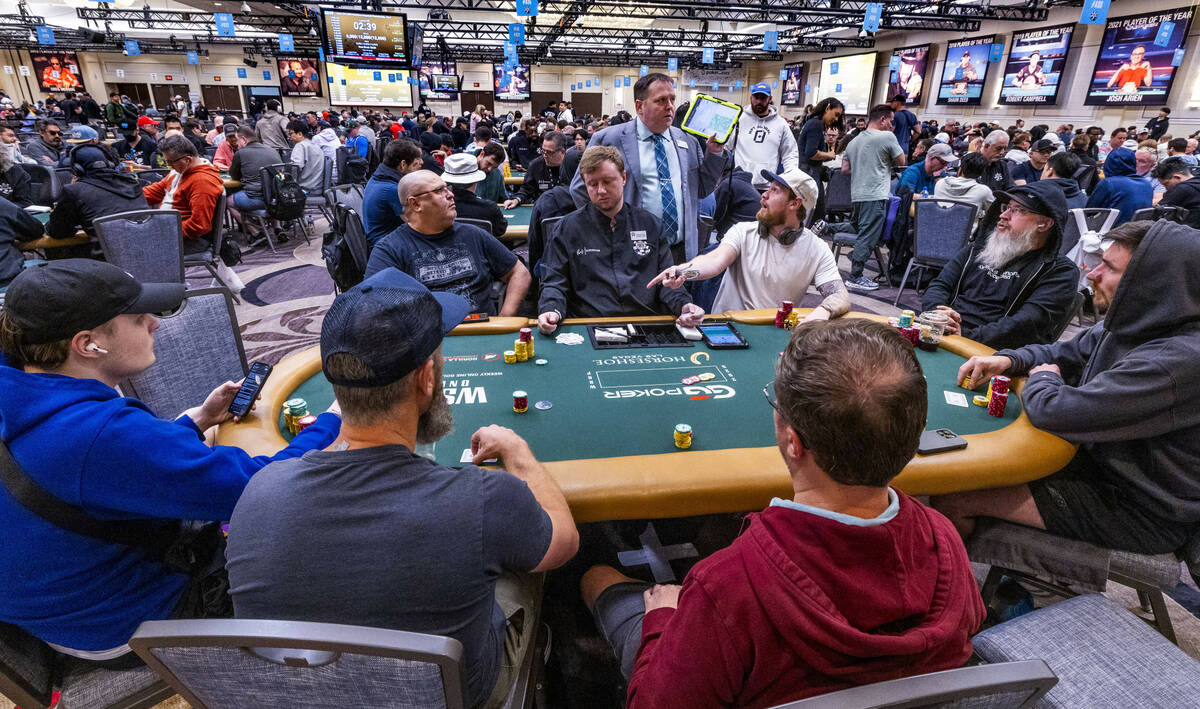 A possible rules violation is sorted out by an official in the $600 PokerNews Deepstack Champio ...
