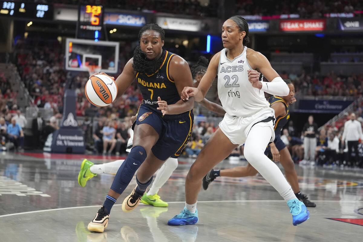 Indiana Fever's Aliyah Boston (7) goes tot he basket against Las Vegas Aces' A'ja Wilson (22) d ...