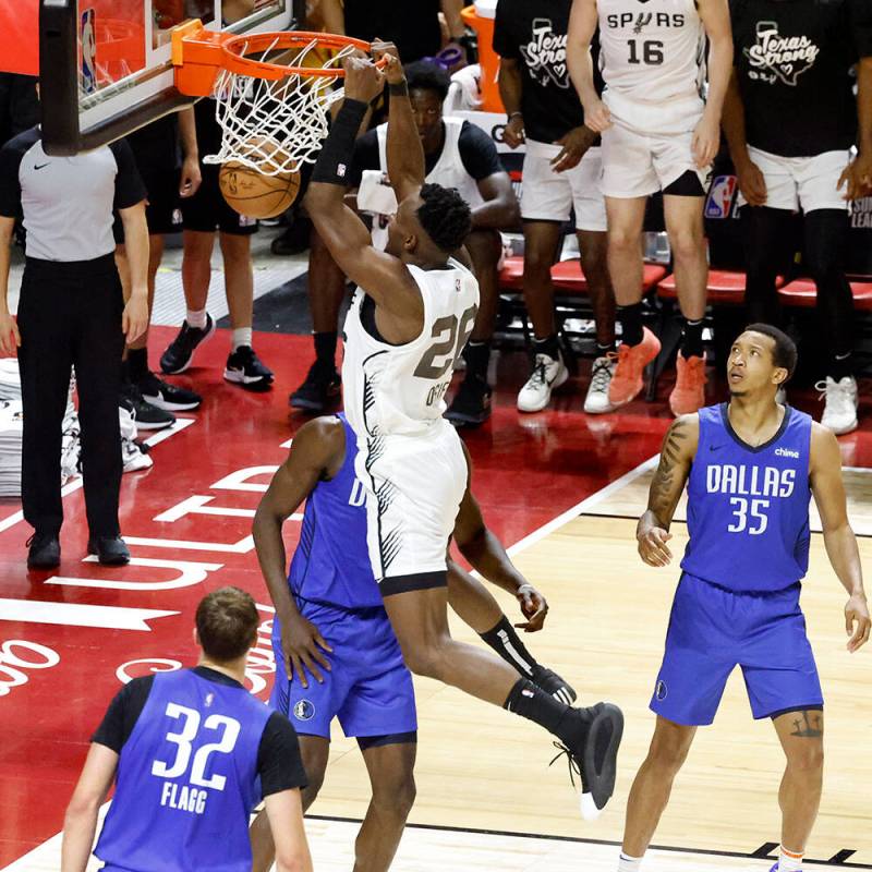 San Antonio Spurs' forward Osayi Osifo (26) dunks against the Dallas Mavericks during the third ...