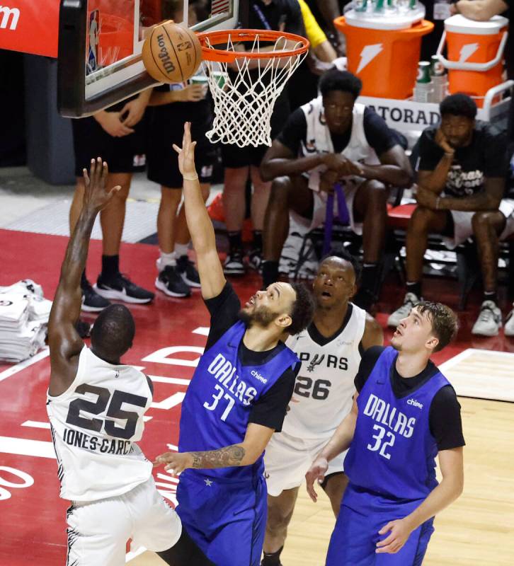 San Antonio Spurs' forward David Jones-Garcia (25) shoots over Dallas Mavericks' forward Jordan ...